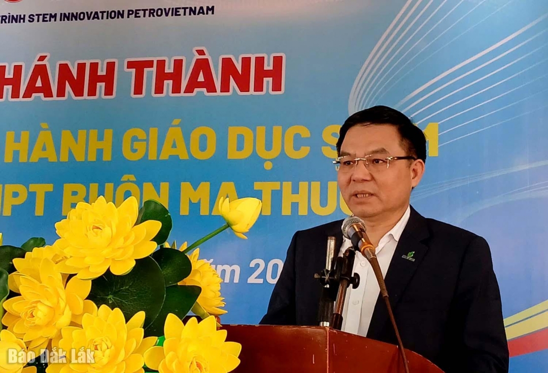 Ông Lê Mạnh Hùng, Bí thư Đảng ủy, Chủ tịch Tập đoàn Công nghiệp – Năng lượng Quốc gia Việt Nam phát biểu tại buổi khánh thành phòng thực hành STEM.