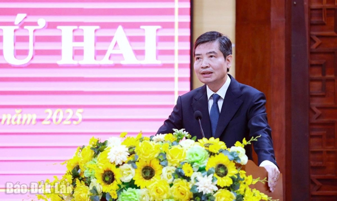 Chủ tịch UBND tỉnh Tạ Anh Tuấn thông tin thêm một số nội dung đại biểu quan tâm.