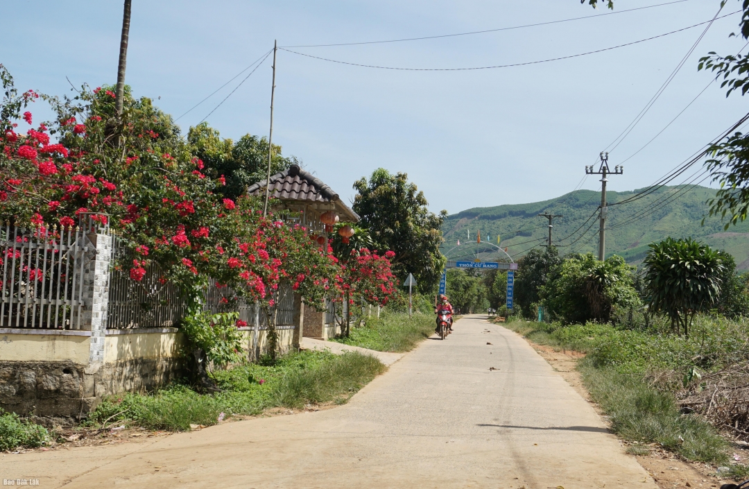 Bộ mặt nông thôn ở thôn Cư Rang ngày càng khởi sắc nhờ thực hiện chương trình mục tiêu quốc gia xây dựng nông thôn mới.