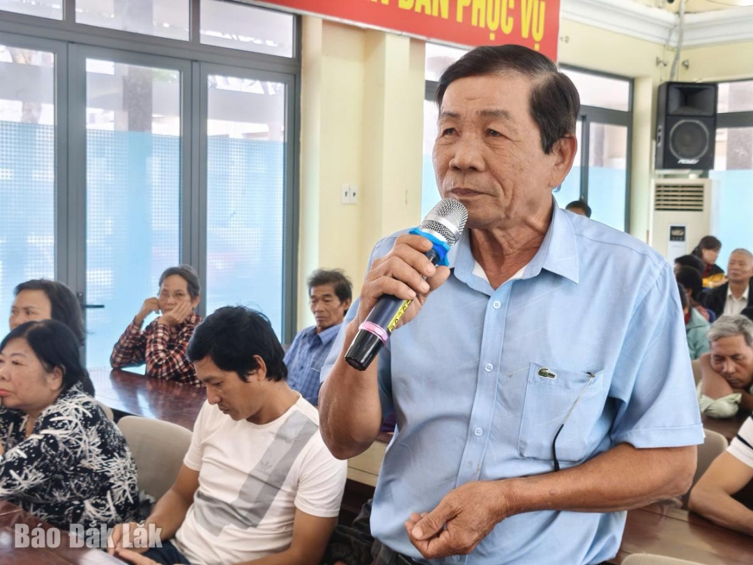 Cử tri phường Bình Kiến nêu ý kiến tại hội nghị.