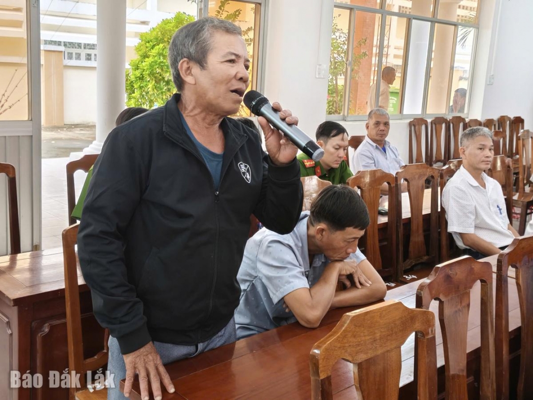 Cử tri kiến nghị tại buổi tiếp xúc.