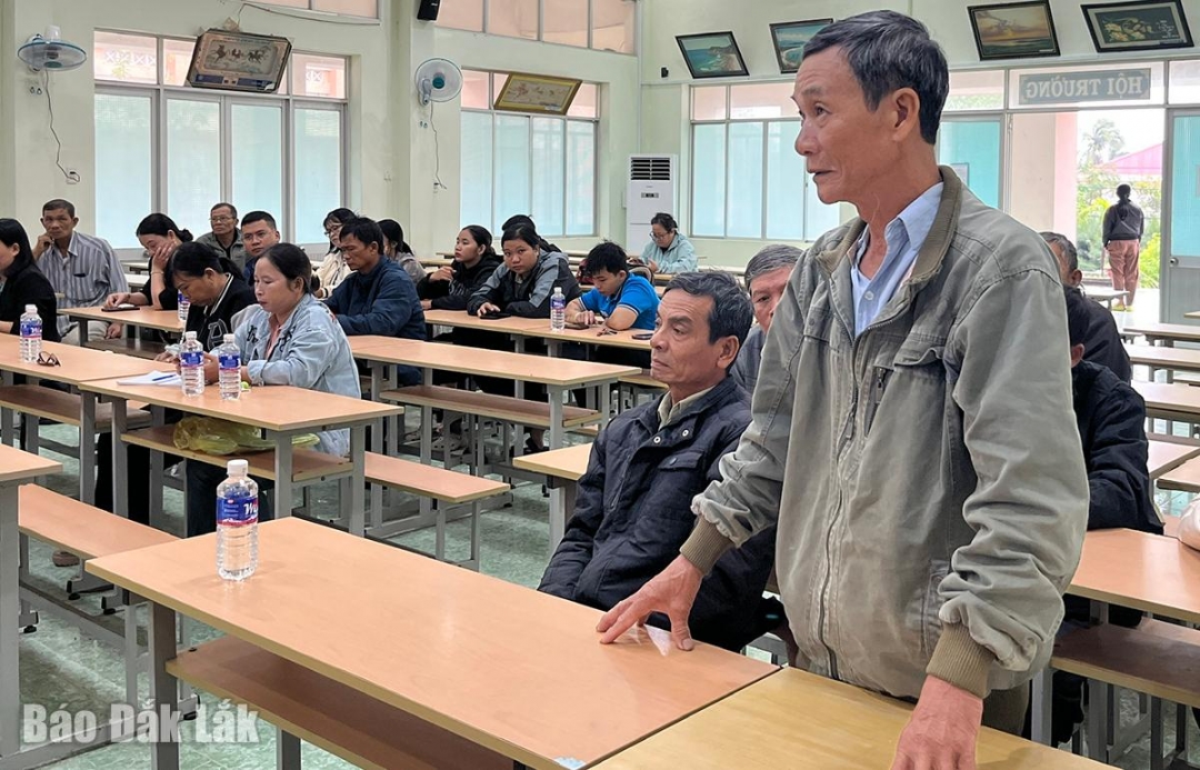 Cử tri gửi kiến nghị tới hội nghị.