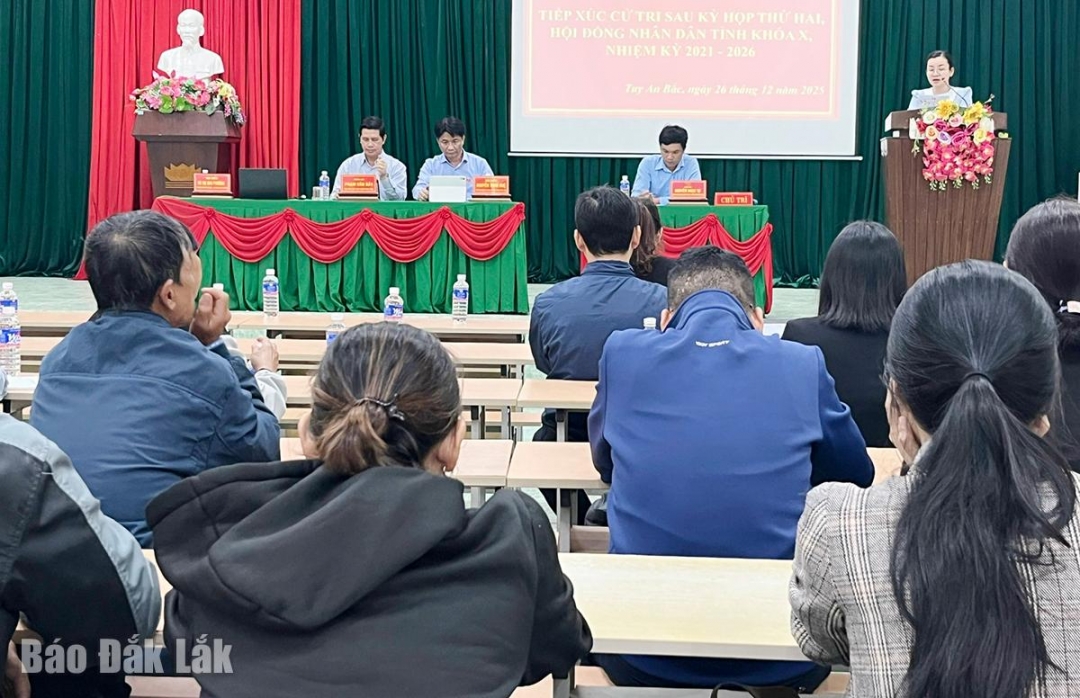 Quang cảnh buổi tiếp xúc cử tri.