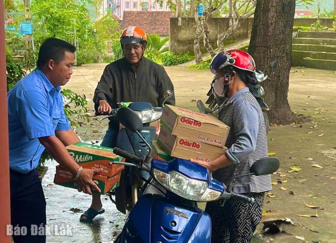Người dân phía DôngĐắk Lắk chở nhu yêu phẩm đến để ủng hộ đồng bào vùng lũ Bình Thuận.