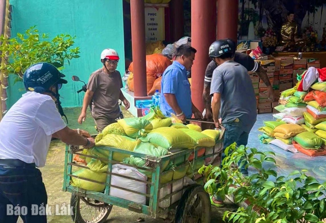 Những phần quà chuyên chở tấm lòng yêu thương của người dân Đắk Lắk với bà con vùng lũ Bình Thuận.