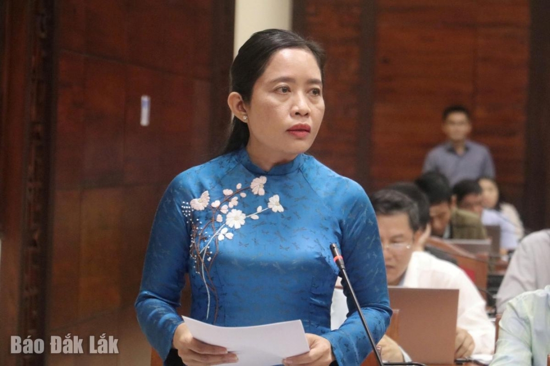 Giám đốc Sở GD-ĐT Lê Thị Thanh Xuân phát biểu thảo luận. Ảnh: Vạn Tiếp