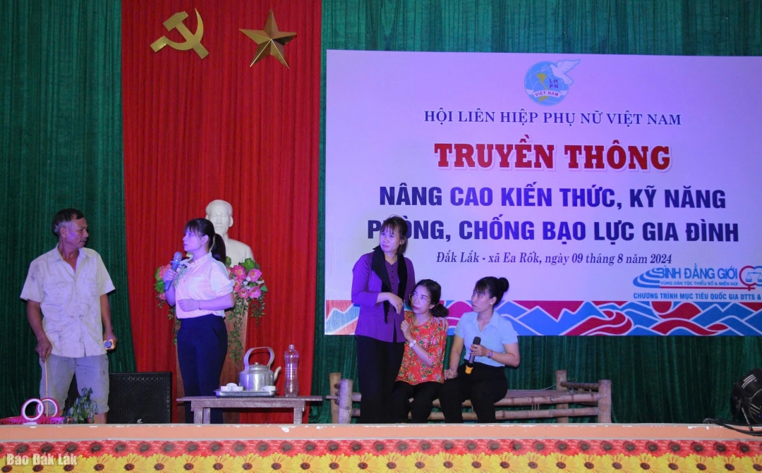 Truyền thông nâng cao kiến thức, kỹ năng phòng, chống bạo lực gia đình tại xã Ea Rốk.