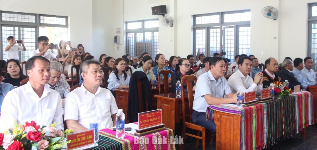 Các đại biểu tham dự buổi lễ.