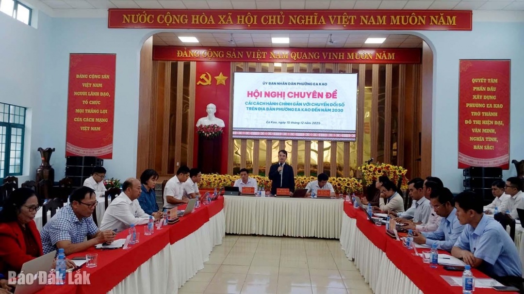 Bí thư Đảng ủy, Chủ tịch HĐND phường Ea Kao Đặng Gia Duẩn phát biểu kết luận hội nghị