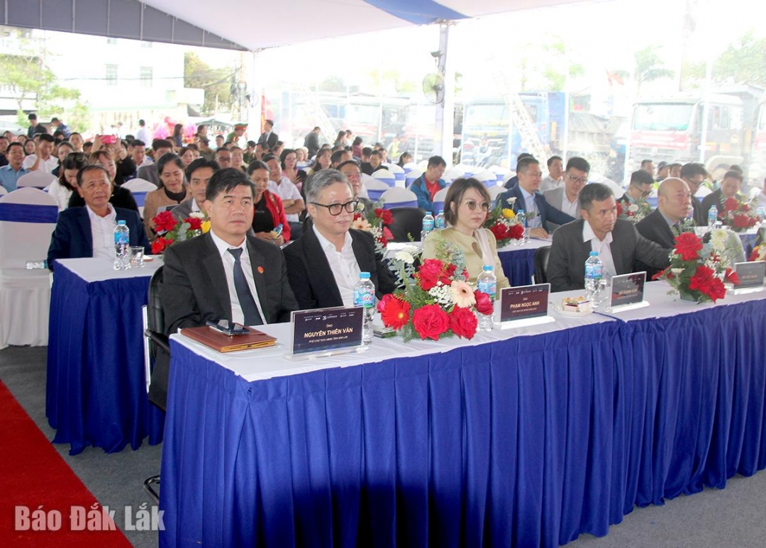 Các đại biểu tham dự lễ khởi công.