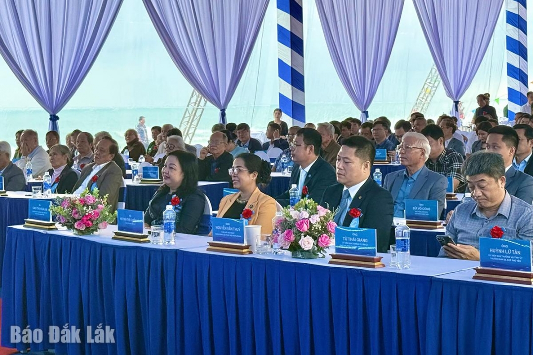 Các đại biểu tham dự lễ khởi công.