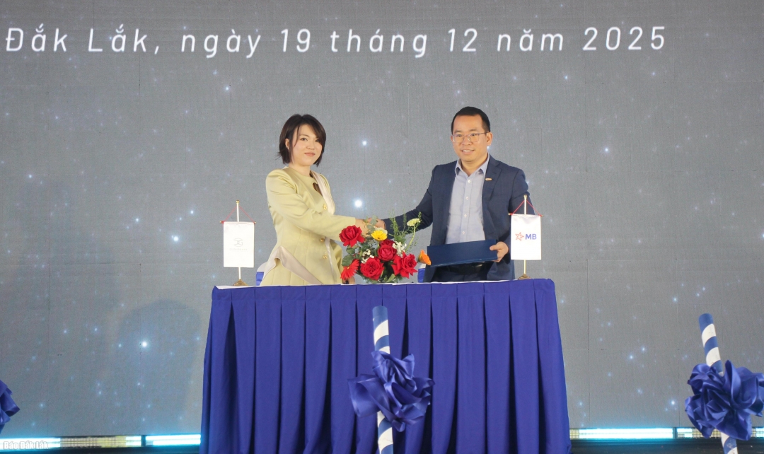 Đại diện chủ đầu tư và Ngân hàng TMCP Quân đội thực hiện ký kết hợp tác.