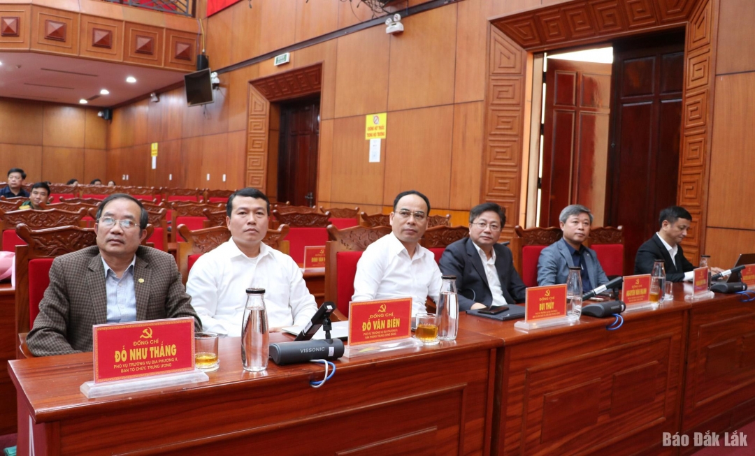 Lãnh đạo các Ban xây dựng Đảng Trung ương, Văn phòng Trung ương Đảng phụ trách, theo dõi tỉnh Đắk Lắk dự hội nghị.