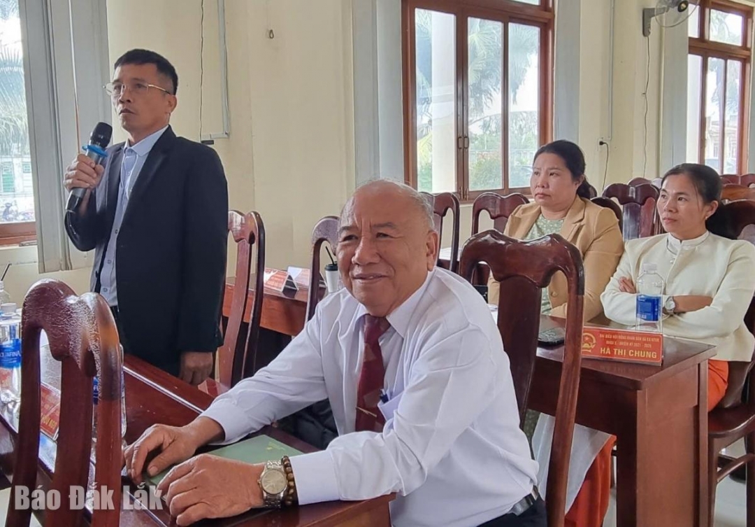 Đại biểu đóng góp ý kiến thảo luận tại kỳ họp.