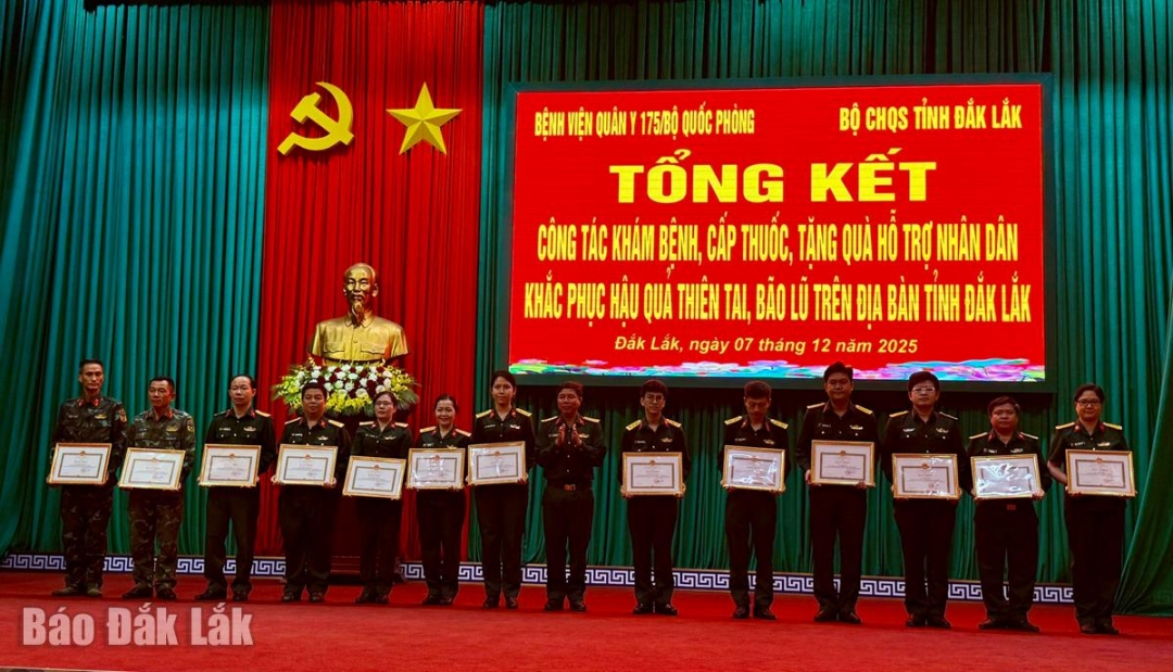 Đại tá Cao Văn Mười, Phó Tham mưu trưởng Quân khu 5 trao bằng khen cho các cán bộ, y bác sĩ có thành tích xuất sắc trong công tác chăm sóc sức khỏe cho Nhân dân.