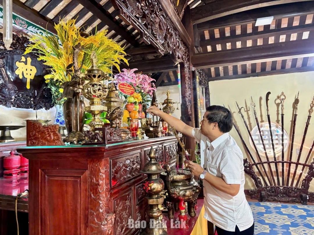 Bí thư Tỉnh ủy Lương Nguyễn Minh Triết dâng hương tại Di tích lịch sử quốc gia đặc biệt Nhà đày Buôn Ma Thuột và Di tích lịch sử quốc gia Đình Lạc Giao.