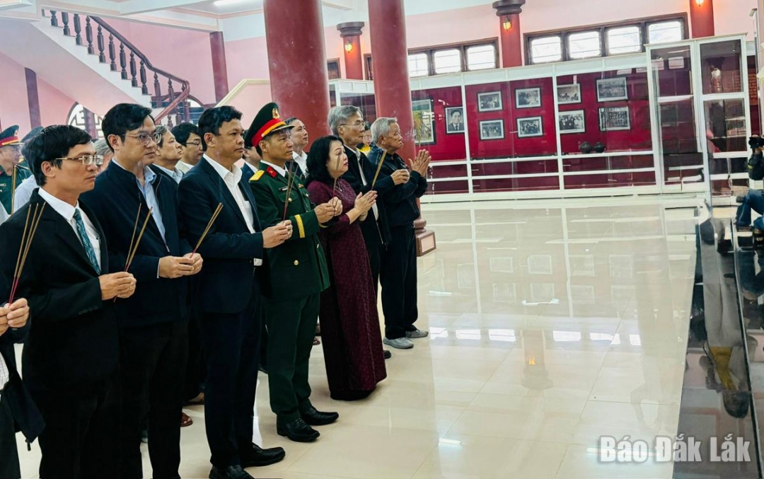 Các đồng chí lãnh đạo, đại biểu và nhân dân dâng hương tưởng niệm tại khu di tích.