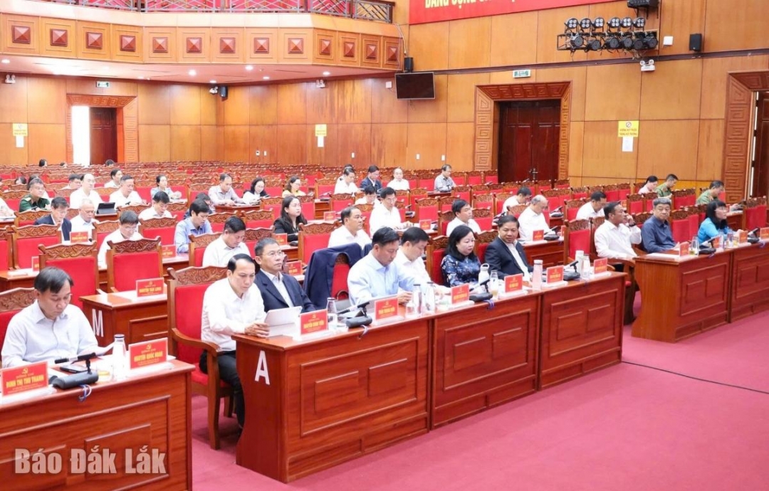 Đại biểu tham dự hội nghị tại điểm cầu chính.