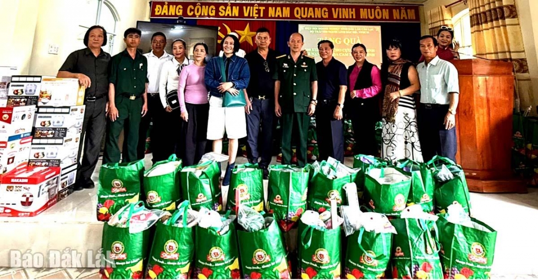 Đoàn trao quà cho các cựu chiến binh ở xã Đức Bình.