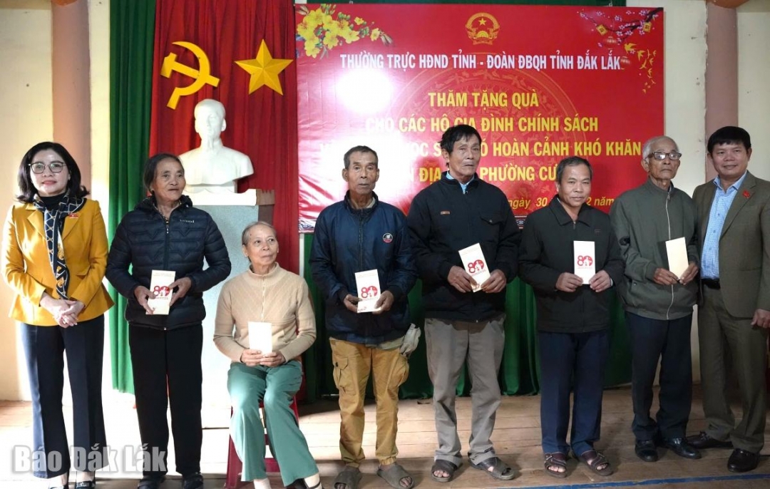 Trao quà tặng các gia đình chính sách.