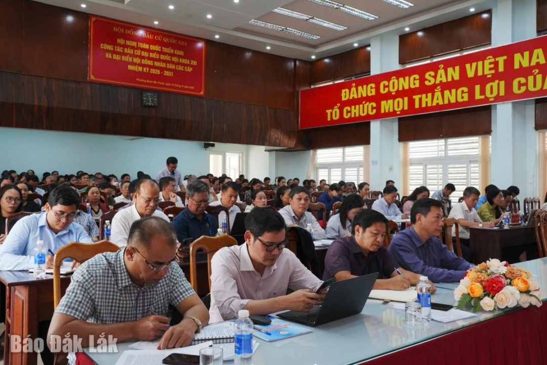 Đại diện lãnh đạo các sở, ngành, địa phương cơ sở và cử tri tham dự hội nghị.