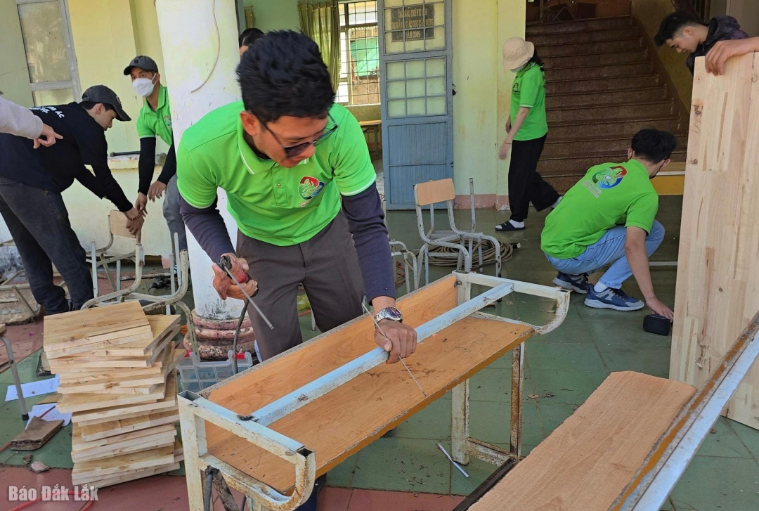 Nhóm thiện nguyện Vòng Tay Yêu Thương tổ chức sửa chữa bàn ghế cho học sinh dân tộc thiểu số tại các trường học trên địa bàn tỉnh Đắk Lắk và Tỉnh Lâm Đồng