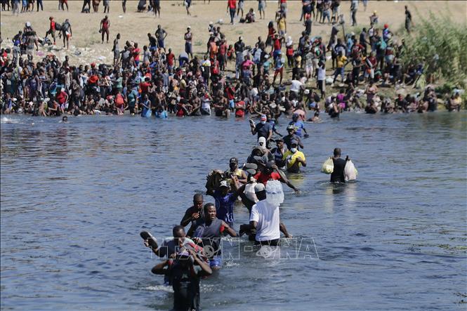 Người di cư vượt sông Rio Bravo ở biên giới Mỹ - Mexico. Ảnh: THX/TTXVN