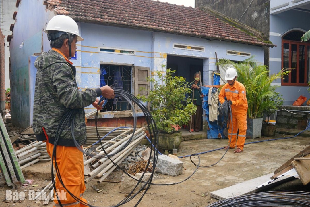 Đội QLĐ Tuy Hòa kéo dây điện sau công tơ cho hộ bà Trần Thị Thanh, phường Phú Yên.