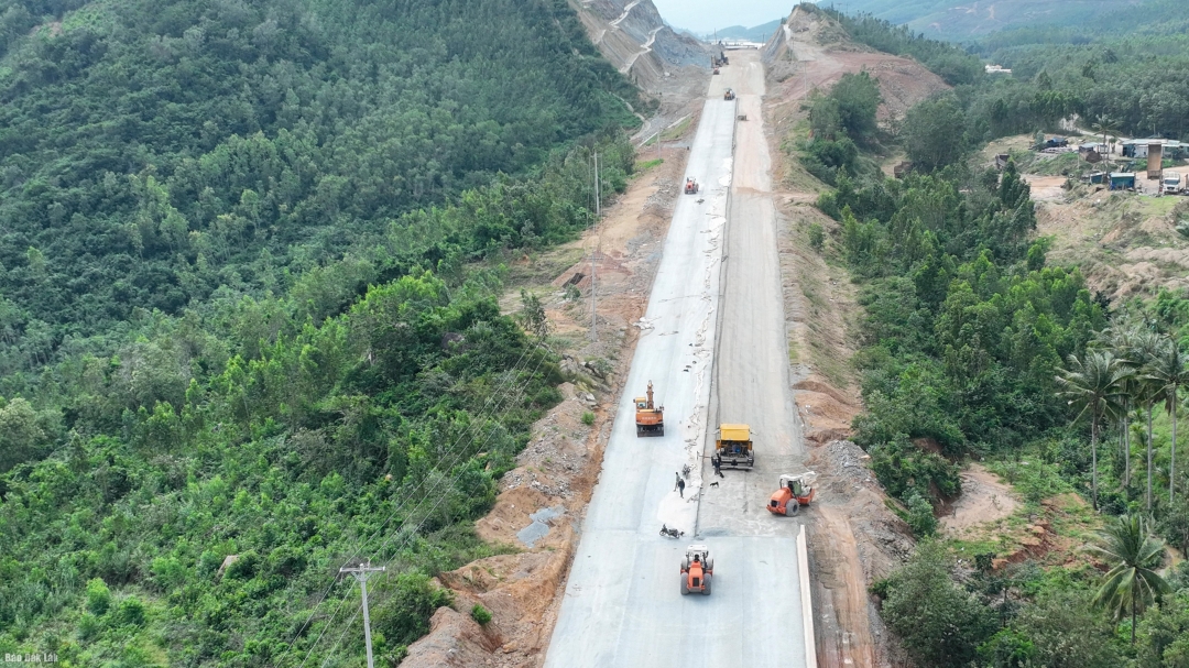 Việc hoàn thành ít nhất 3.000km đường bộ cao tốc sẽ thúc đẩy tăng trưởng kinh tế, mở rộng không gian phát triển, giảm chi phí, thời gian đi lại cho người dân, doanh nghiệp.