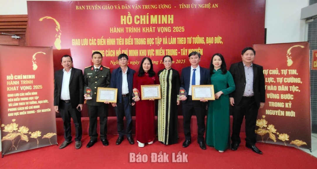 Phó Bí thư Tỉnh ủy Huỳnh Thị Chiến Hòa; lãnh đạo Ban Tuyên giáo và Dân vận Tỉnh ủy cùng các tập thể, cá nhân được tuyên dương.