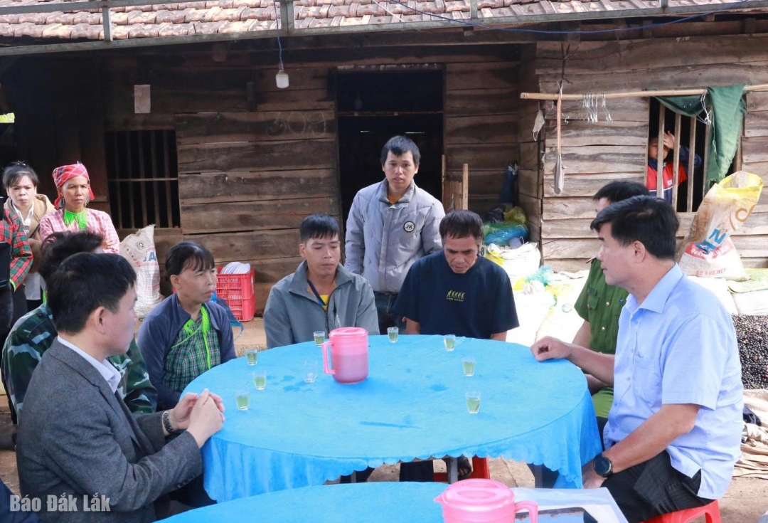 Phó Chủ tịch UBND tỉnh Nguyễn Thiên Văn thăm hỏi, động viên gia đình cháu V.V.T 