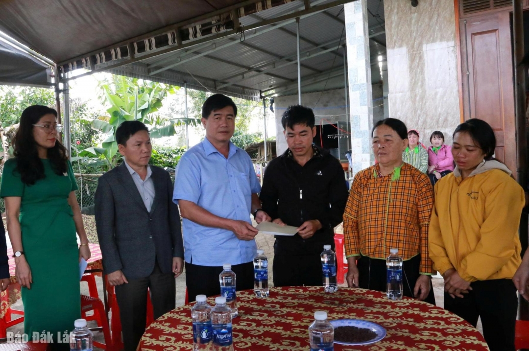 Phó Chủ tịch UBND tỉnh Nguyễn Thiên Văn trao tiền hỗ trợ cho gia đình có hai anh em bị đuối nước.