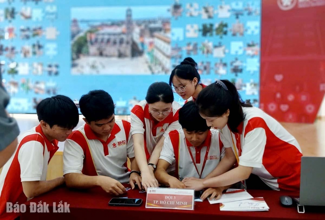Các thành viên đội thi Thành phố Hồ Chí Minh trao đổi để đưa ra đáp án đúng tại hội thi