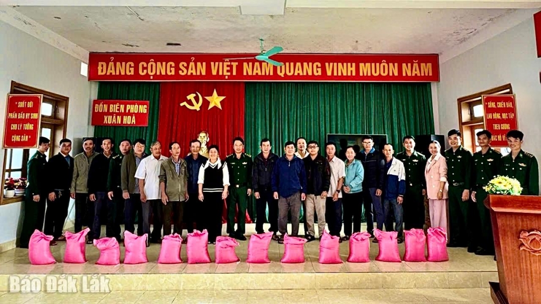 Đồn Biên phòng Xuân Hòa tặng quà động viên các trưởng thôn kiêm bí thư chi bộ các thôn ven biển.