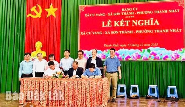 Đảng ủy 3 xã Dray Bhăng, Krông Búk và Phú Mỡ ký kết nghĩa để hỗ trợ, giúp đỡ nhau cùng phát triển.