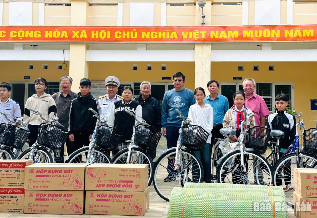 Anh hùng LLVT nhân dân Hồ Đắc Thạnh và đại diện Hộ Người Phú Yên tại Thành phố Hồ Chí Minh, Hiệp hội Du lịch Phú Yên (cũ) trao học bổng, xe đạp cho các em học sinh.