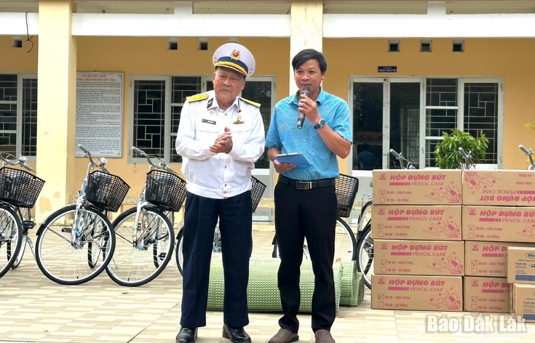 Thầy Võ Đình Trường, Phó Hiệu trưởng phụ trách Trường THCS Nguyễn Hữu Thọ cảm ơn Anh hùng LLVT nhân dân Hồ Đắc Thạnh và đoàn đã hỗ trợ cho các em học sinh vùng lũ.