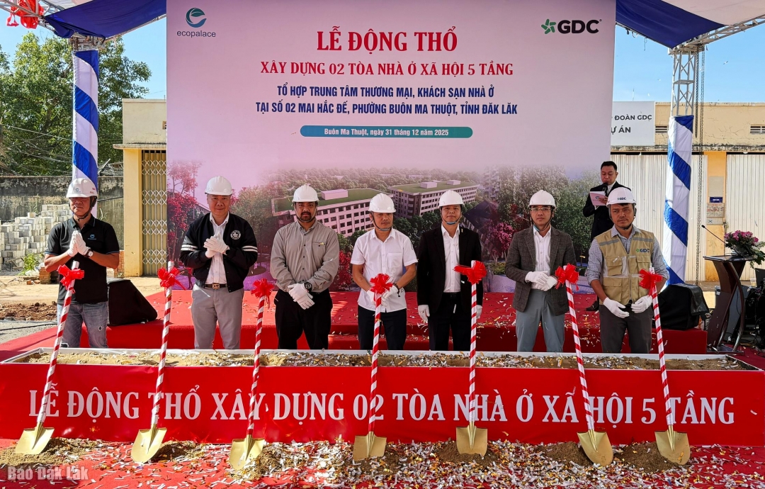 Đại diện các đơn vị, nhà đầu tư thực hiện nghi thức động thổ xây dựng hai tòa nhà ở xã hội thuộc Dự án EcoPalace Buôn Ma Thuột.