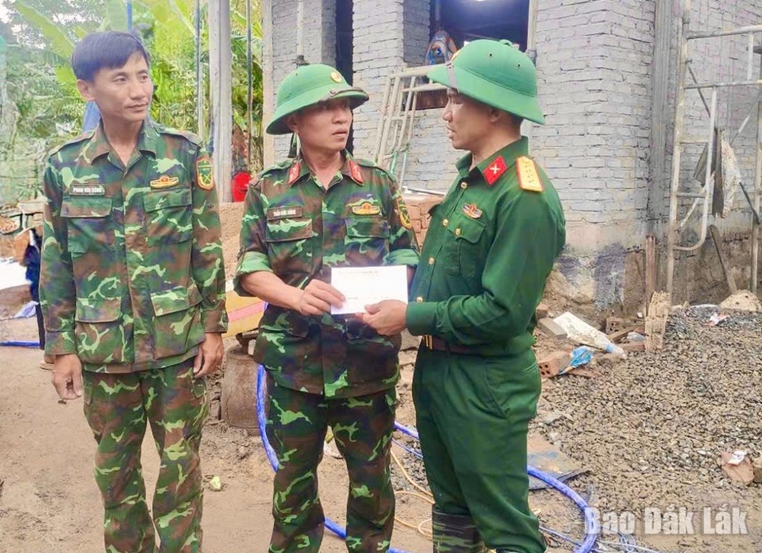 Đại tá Trần Quang Tâm, Phó Chỉ huy trưởng Bộ Chỉ huy Quân sự tỉnh thăm, tặng quà các lực lượng xây dựng nhà ở cho người dân vùng lũ xã Hòa Thịnh trong Chiến dịch Quang Trung.