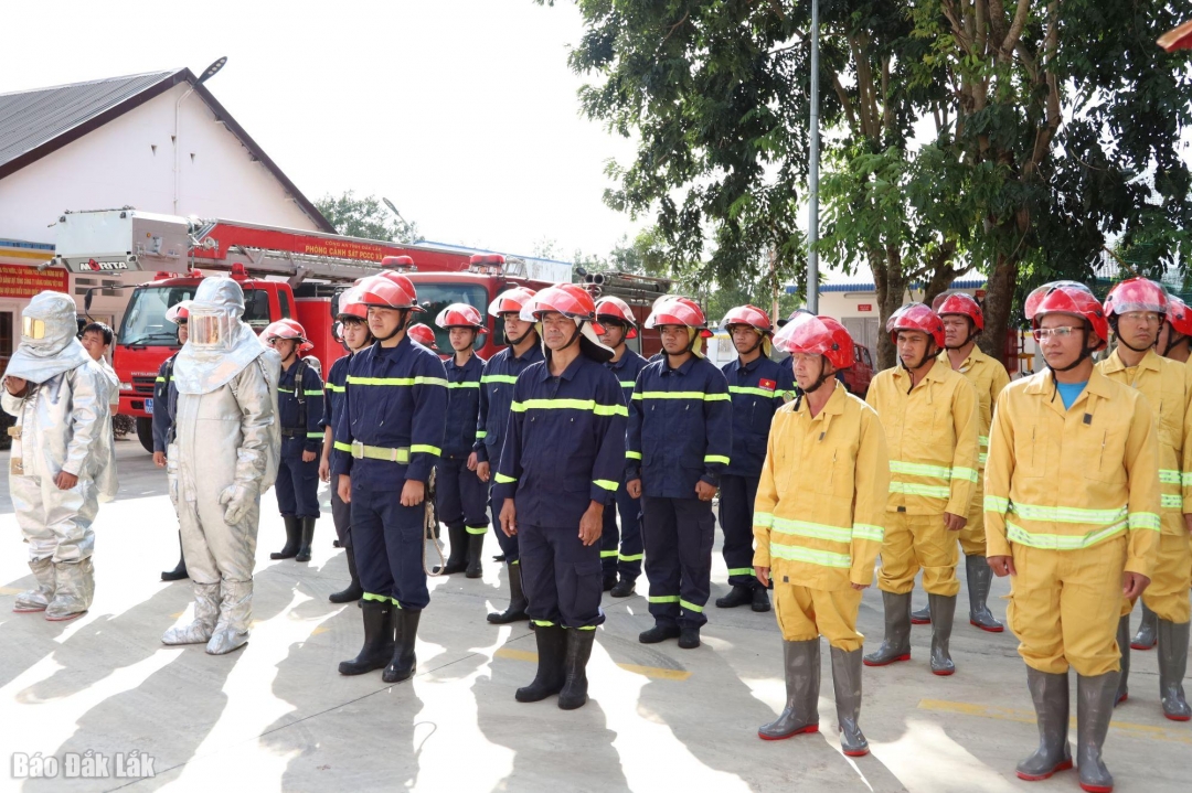 Lực lượng tham gia thực tập chữa cháy.