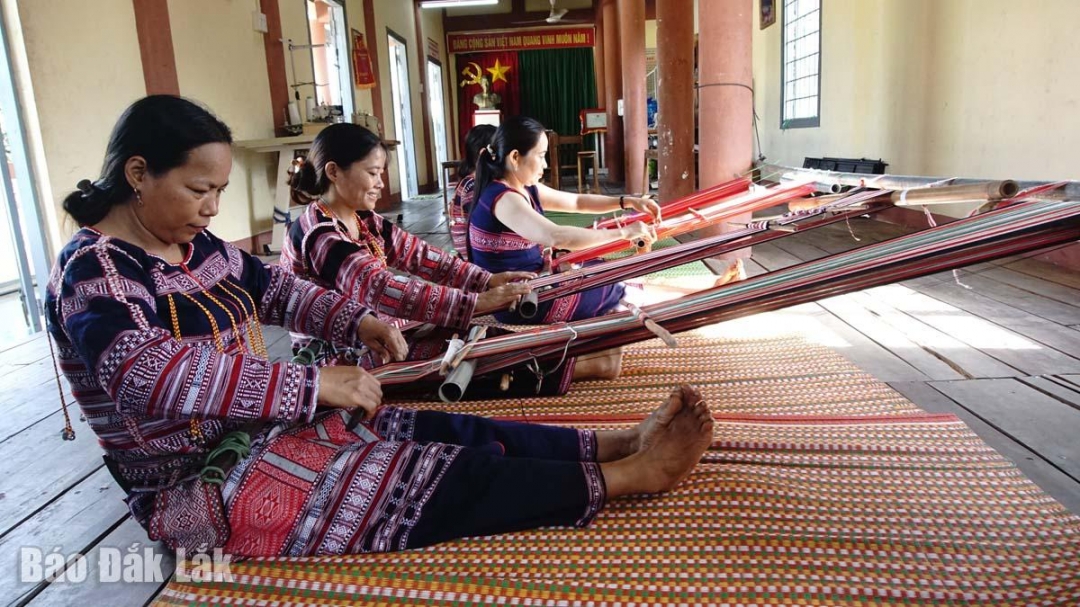 Người dân xã Xuân Lãnh tăng thu nhập từ nghề dệt thủ công.