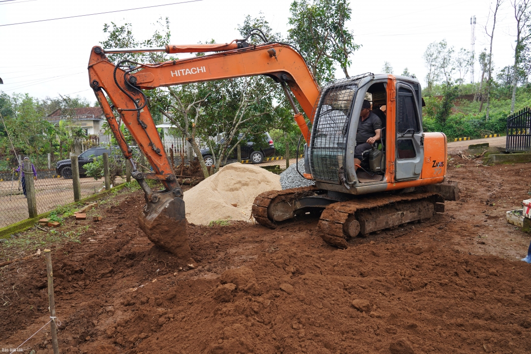 Cơ quan chức năng đưa thiết bị cơ giới vào dọn dẹp mặt bằng để khởi công xây nhà.