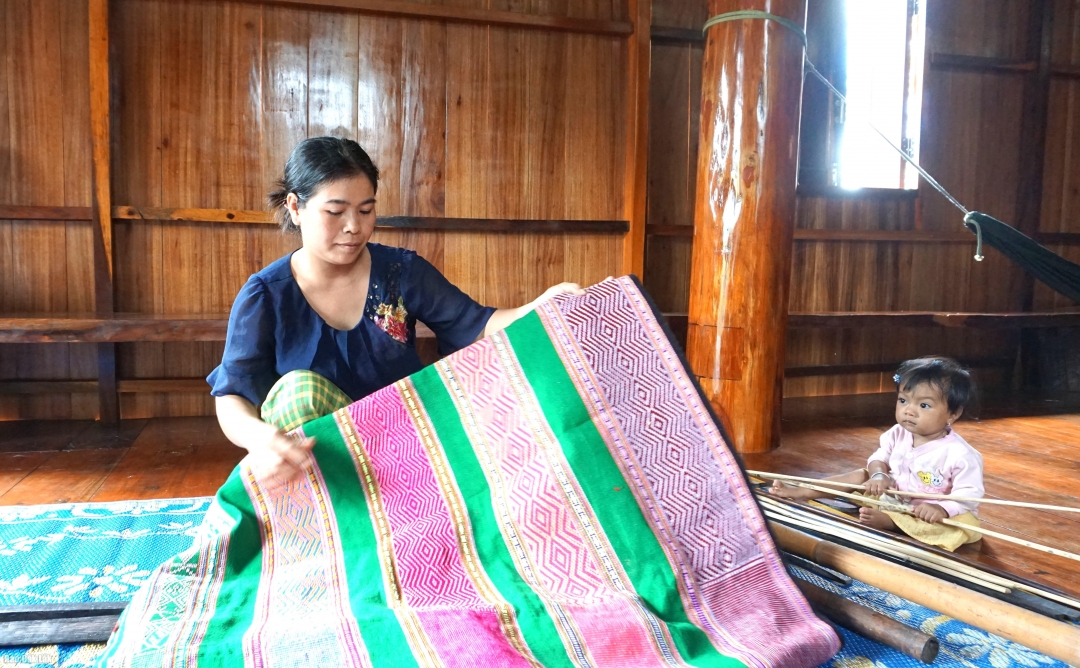 Xã Hòa Sơn quan tâm đến công tác tuyên truyền người dân ở các buôn dân tộc thiểu số lưu giữ nghề dệt truyền thống.