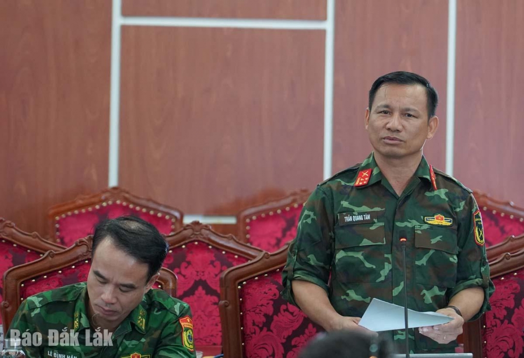 Đại diện Bộ Chỉ huy quân sự tỉnh báo cáo về việc chuẩn bị lực lượng sẵn sàng ứng phó bão, lũ