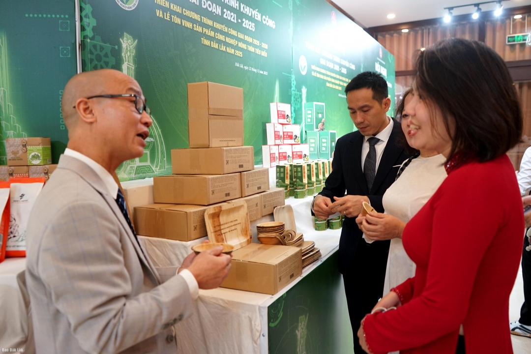 Sản phẩm công nghiệp nông thôn tiêu biểu tham gia trưng bày tại lễ tôn vinh