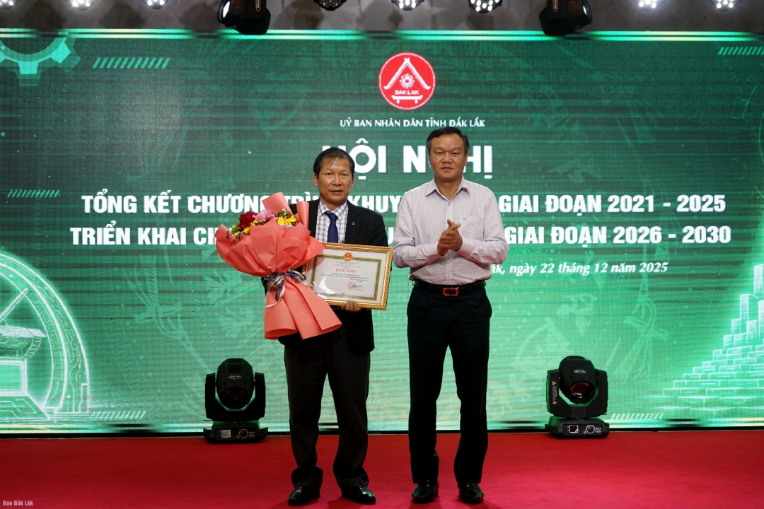 Phó Chủ tịch UBND tỉnh trao Bằng khen của UBND tỉnh tặng tập thể