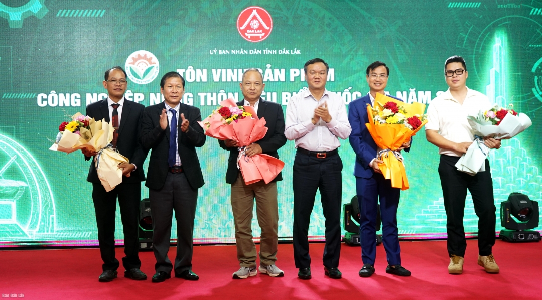 Đại diện các cơ sở công nghiệp nông thôn có sản phẩm, bộ sản phẩm tiêu biểu cấp quốc gia nhận hoa chúc mừng 