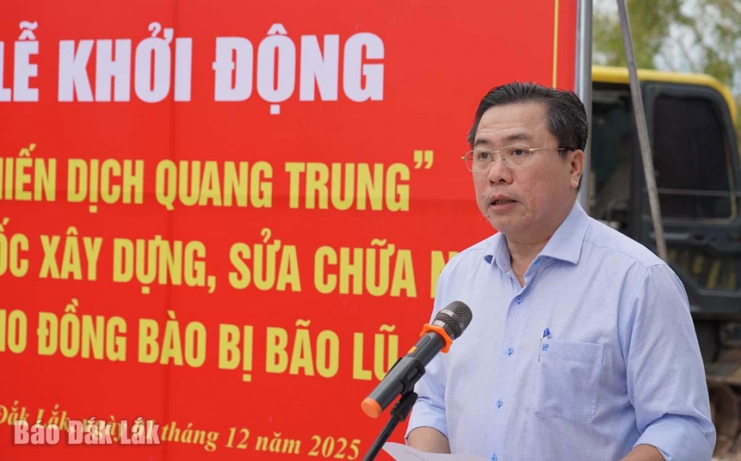 Đồng chí Trần Hữu Thế, Ủy viên Ban thường vụ Tỉnh ủy, Phó Chủ tịch Thường trực Ủy ban MTTQ Việt Nam tỉnh phát động ủng hộ Chương trình “Nhà ở cho đồng bào vùng lũ”.