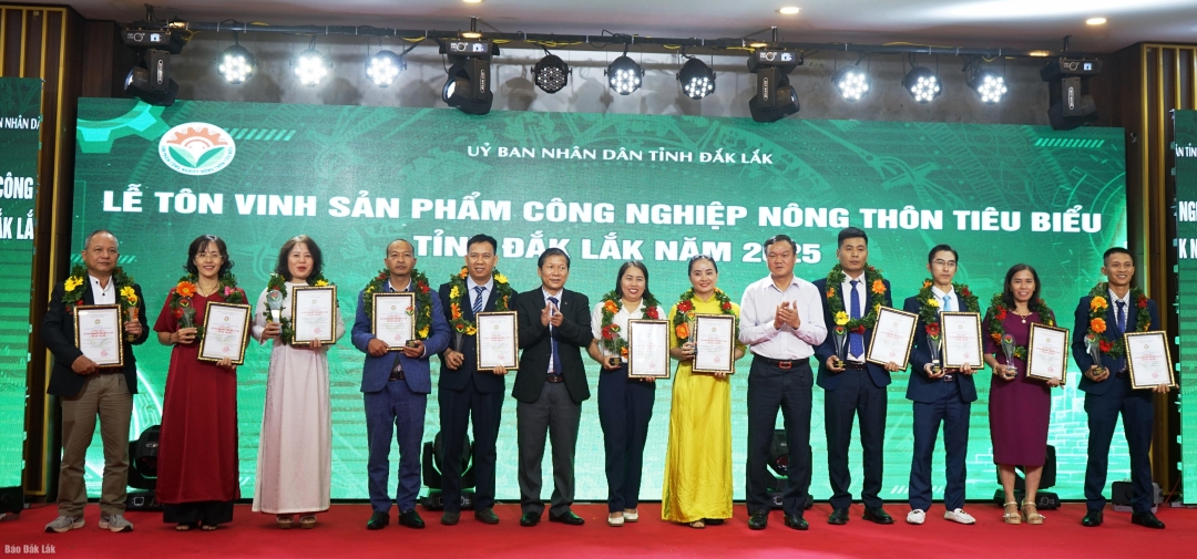 Phó CHủ tịch uBND tỉnh Đào Mỹ và đại diện lãnh đạo Sở Công thương trao chứng nhận cho đại diện các sản phẩm, bộ sản phẩm