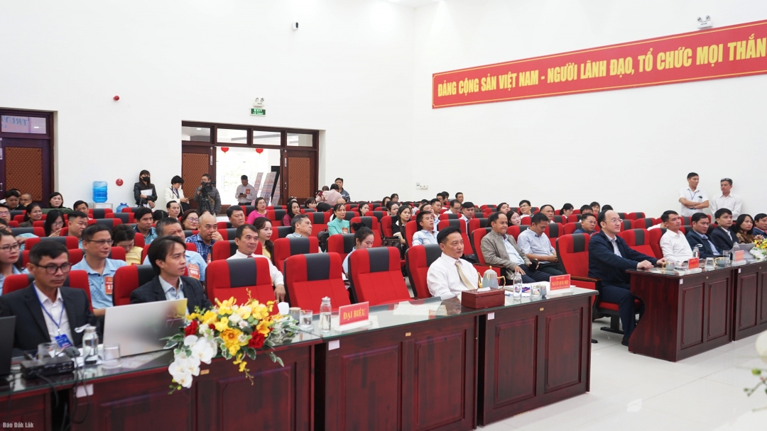 Đại biểu và các thí ính tham dự khai mạc Liên hoan